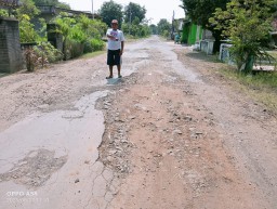 Jalan Wonoasri Tanjunganom Jadi “Kubangan Kebo" Saat Hujan, Warga Berharap Segara Diperbaiki