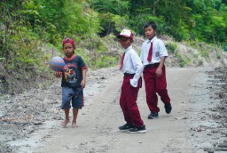 Jalan Baru TMMD Kodim 0810 Nganjuk Jadi Arena Bermain Anak-anak