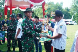 Dansatgas TMMD 124 Kodim Nganjuk Serahkan Hadiah Pertandingan Voli