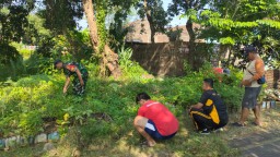 Nganjuk - Kepedulian Serka Rianto Anggota Koramil 0810/01 Nganjuk ikut serta membantu kegiatan kerja bhakti di lingkungan untuk menyambut tradisi nyadran di kelurahan Bogo Kecamatan / Kabupaten Nganjuk.(13/07/25). Peran serta Babinsa yang aktif untuk mem
