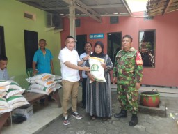 Babinsa Koramil 0810/06 Kertosono Mendampingi Penyaluran Beras 20 kg dari Bantuan Pangan Nasional (BPN)