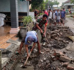 Babinsa Koramil 0810/02 Bagor Gelar Karya Bakti Bersama Warga di Kelurahan Guyangan