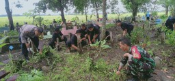 Babinsa Bersama Masyarakat dan Anggota Perguruan Silat, Kerja Bakti Bersihkan Tempat Pemakaman Umum