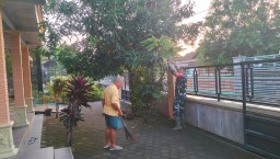 Babinsa Bersama Warga Bersihkan Sekiatr halaman Masjid 