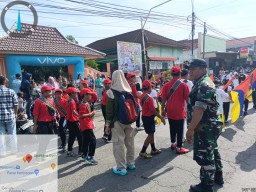 Babinsa Dan Bhabinkamtibmas Kompak Amankan Jalan Sehat Dalam Rangka Memperingati Hut Koprasi Nasional Ke 78 Tahun 2025