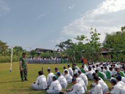 Babinsa Hadir Berikan Materi Tanamkan Sikap Disiplin Pada Siswa SMP N 1