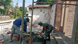 Secara Langsung Sempatkan Waktu, Babinsa Bantu Bangun Rumah Warga
