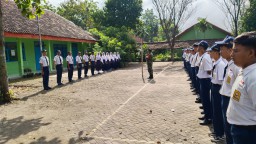Babinsa Koramil 0810/19 Jatikalen Melaksanakan Kegiatan Pembekalan LDKS Bagi Siswa-Siswi SMP 1 Jatikalen
