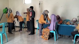 Peduli Kesehatan Warga, Babinsa Koramil 0810/03 Loceret Dampingi Petugas Laksanakan Pengecekan Kesehatan Lansia