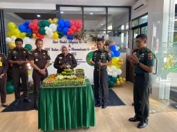 Kodim 0810/Nganjuk Beri Kejutan Tumpeng, Semarakkan Hari Bhakti Adhyaksa ke-65 di Kejari Nganjuk