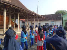 Anggota Koramil Jatikalen bersama Polsek Jatikalen,Melakasanakan Pelatihan Paskibraka Tingkat Kecamatan Di Wilayah Binaan