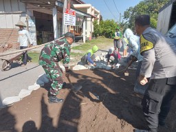 Babinsa Bersama Bersama Warga Gotong Royong Pemavingan Jalan Poros Kampung