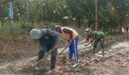 Babinsa Sawahan Bersama Warga Gelar Kerja Bakti di Desa Sawahan