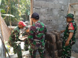 Babinsa Koramil 0810/15 Rejoso Bantu Warga Rehabilitasi Rumah di Desa Setren