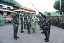 Tradisi Pelepasan Pejabat Lama Dandim 0810/Nganjuk Diwarnai Rasa Haru.