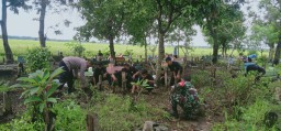 Babinsa Bersama PSHT Bersihkan Area pemakanan Umum Desa Mlorah Rejoso