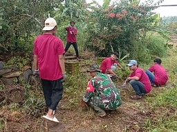 Babinsa Desa Blongko Membantu Masyarakat Melaksanakan Kerja Bakti Membersihkan Lingkungan Di Dusun  Tengger 