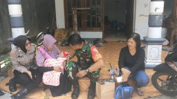 Mewujudkan Keakraban, Babinsa dengan masyarakat di wilayah binaan.