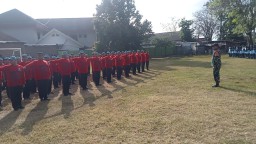 Babinsa Koramil0810/04 Berbek Tanamkan Disiplin Latih PBB SMAN 1 Berbek Di Stadion Berbek Kecamatan Berbek Kabupaten Nganjuk