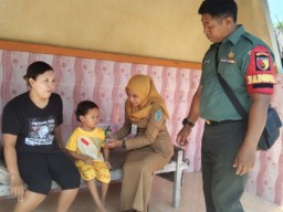 Babinsa Koramil 0810/02 Bagor Melaksanakan Pendampingan Posyandu bersama Bidan Desa Binaan