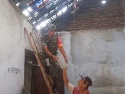 RINGANKAN BEBAN MASYARAKAT, BABINSA BANTU PASANG ATAP RUMAH WARGA BINAAN
