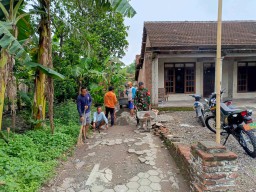 Menangkan Hati Rakyat  Babinsa Desa Kendalrejo Gotong Royong Bersama Warga