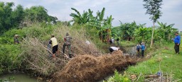 Babinsa Bersama warga Gelar Karya Bakti Bersihkan Rumpun Bambu Yang Menghambat Aliran Sungai