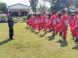 Babinsa Koramil 0810/01 Nganjuk aktif melaksanakan pelatihan PBB di Sekolah Wilayah Binaannya
