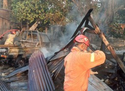 Bangunan Mebel dan Mobil Terbakar di Mojoagung, Jombang