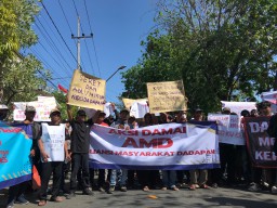 Ratusan Warga Duduki Kejaksaan Nganjuk! Mosi Tidak Percaya Pecah, Kades Dadapan Diduga Korupsi Rp 400 Juta Dituntut Lengser dan Dijebloskan Penjara