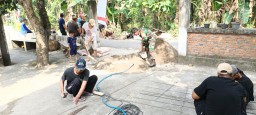 Babinsa dan Warga Gotong Royong Perbaiki Gorong-Gorong di Desa Munung