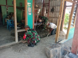 Babinsa Koramil 0810/20 Ngluyu Bantu Pembangunan Rumah RTLH di Desa Sugihwaras