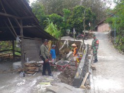 Babinsa Koramil 0810/20 Ngluyu Laksanakan Kerja Bhakti Bersama Warga