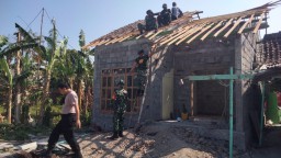 Gotong Royong Babinsa Koramil 0810/15 Rejoso Bersama Warga Bantu Pasang Genteng Rumah Warga di Banjarejo