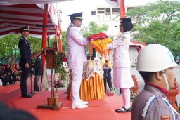 Dandim 0810 Nganjuk Ikuti Upacara Penurunan Bendera HUT Ke-80 RI di GOR Bung Karno