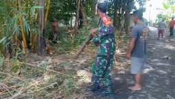 Babinsa Koramil 0810/03 Loceret Laksanakan Kerja Bakti Bersihkan Ranting dan Pohon di Jatirejo