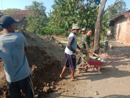 Babinsa Koramil 0810/15 Rejoso Kerja Bakti Urug Pondasi Rumah Warga, Wujud Nyata Kedekatan TNI dengan Rakyat