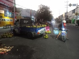 Pedagang Kelapa Muda di Kediri Mengeluh Sepinya Pembeli, Omzet Turun Drastis