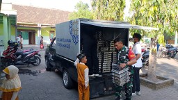 Babinsa Koramil 0810/03 Loceret Dampingi Distribusi Makanan Bergizi Gratis ke Sekolah
