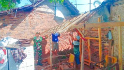 Babinsa Koramil 0810/05 Sawahan Terjun Langsung dalam Kegiatan Kerja Bakti di Desa Sawahan