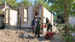 Babinsa Koramil 0810/15 Rejoso Ikut Gotong Royong Bangun Rumah Warga di Jatirejo