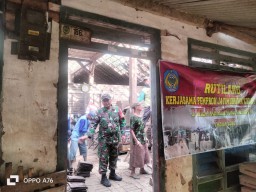 Babinsa Koramil 0810/03 Loceret Bantu Pembongkaran Rumah Tidak Layak Huni (RTLH), Bentuk Kepedulian TNI terhadap Warga