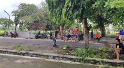 Babinsa dan Warga Kompak Kerja Bakti Bersihkan Jalan di Desa Tanjung