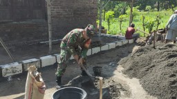 Babinsa Kertosono Bantu Warga Renovasi Rumah, Wujud Nyata Sinergitas TNI-Rakyat