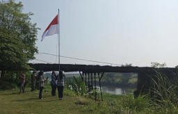 Warga Upacara Bendera di Atas Jembatan Kuno, Suarakan Pelestarian Sejarah