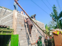 Babinsa Koramil 0810/15 Rejoso Bantu Warga Rehap Rumah, Wujud Nyata Kepedulian TNI