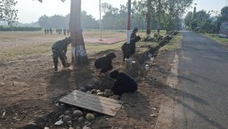 Babinsa Desa Kuncir Bersama Warga Kerja Bakti Bersihkan Lapangan untuk Upacara HUT RI ke-80