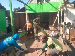 Babinsa Koramil 14/Gondang Bersama Warga Bantu Bedah Rumah Tidak Layak Huni