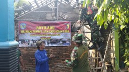 Babinsa Loceret Bersama Warga Bongkar Rumah Tak Layak Huni Milik Warga Desa Ngepeh