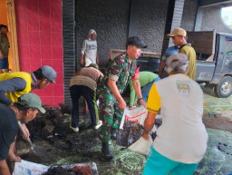 Babinsa 0810/20 Ngluyu Bantu Bangun Rumah, Wujud Kebersamaan Atasi Kesulitan Warga
